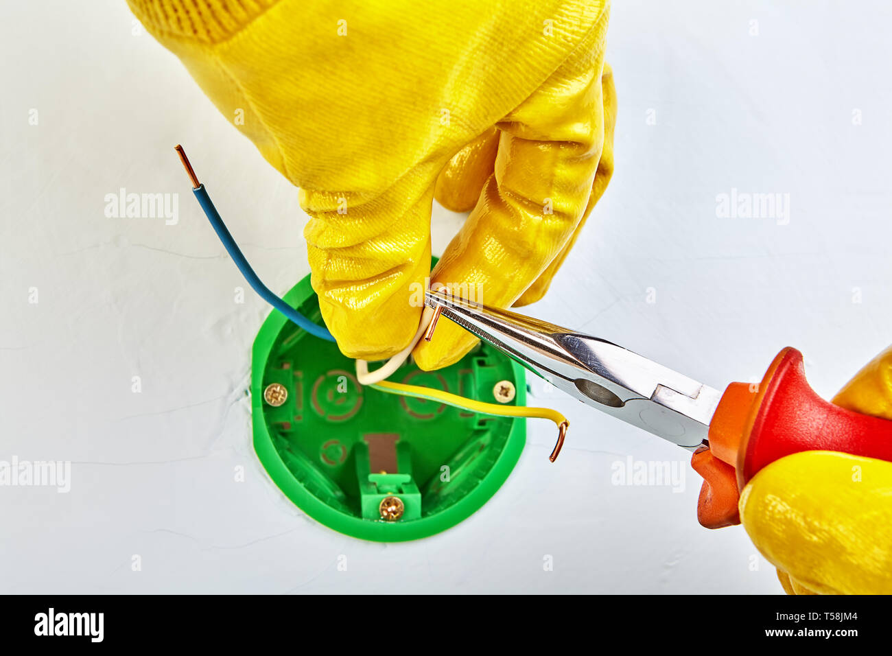 Cutting electric wires hires stock photography and images Alamy