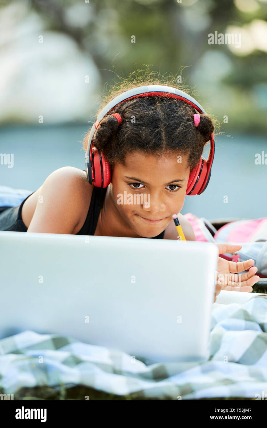 Black teen girl hi-res stock photography and images - Alamy