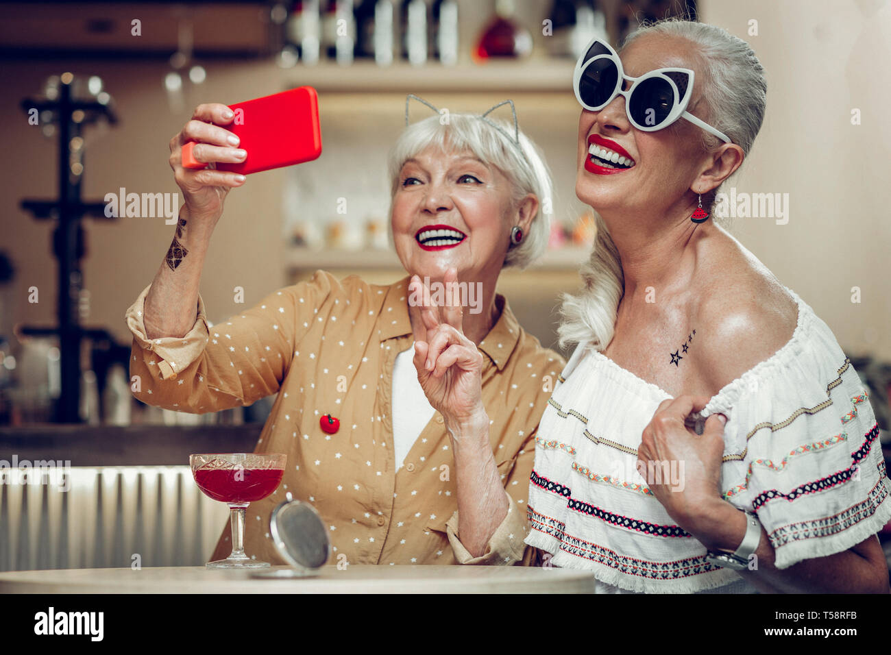 Two women posing selfie hi-res stock photography and images - Alamy