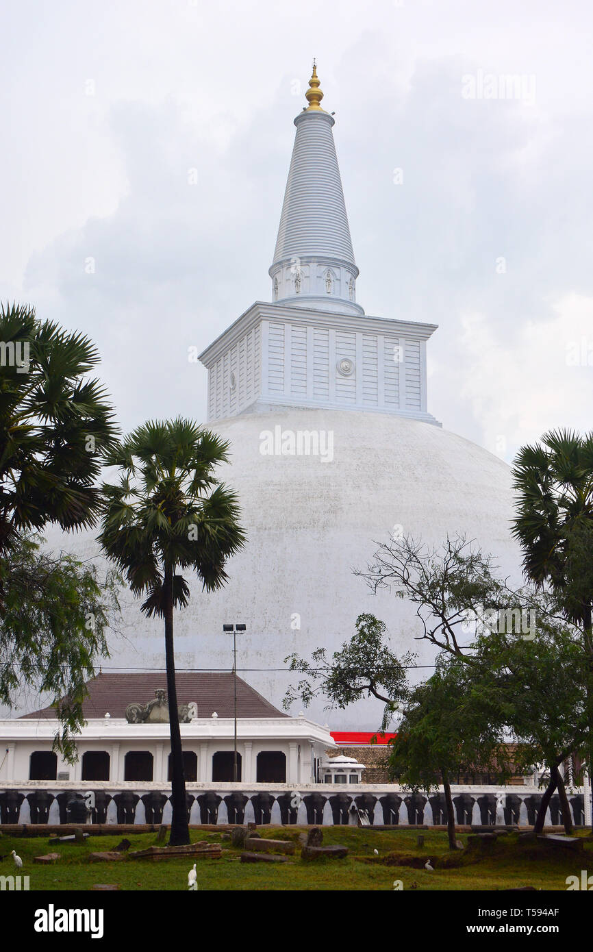 Ruwanwelisaya stupa, Anuradhapura, Sri Lanka, UNESCO World Heritage Site Stock Photo