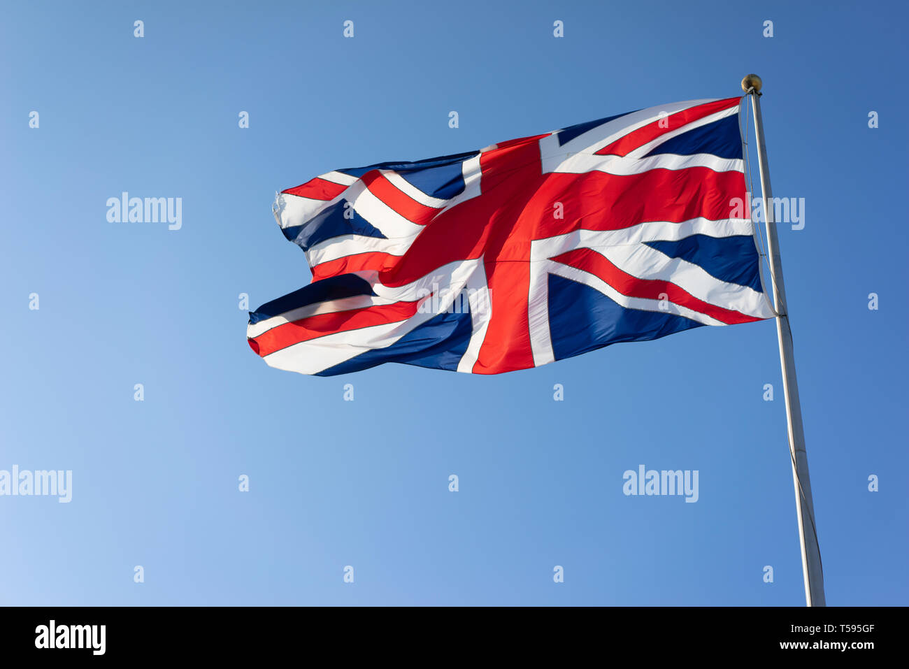 Flag pole with union jack blowing in the wind Stock Photo - Alamy