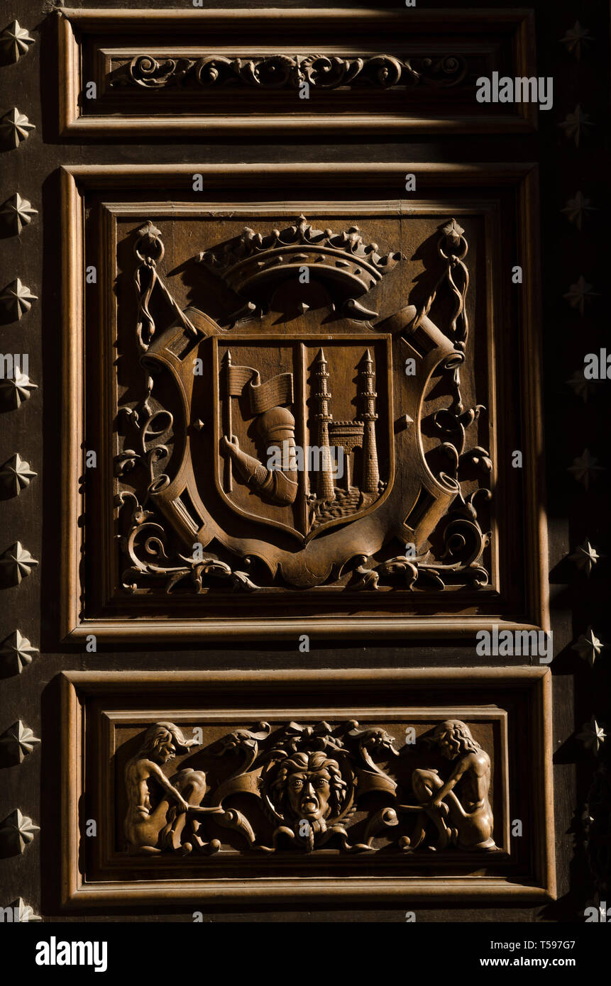 Zamora. Escudo de la ciudad en la puerta de la antigua diputación de la calle Ramos Carrión Stock Photo