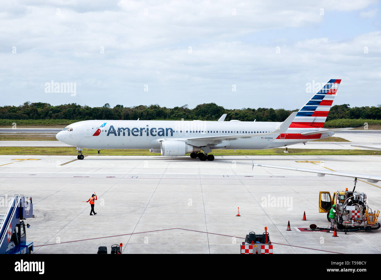 American Airlines plane on the tarmac at Cancun Airport, Cancun, Mexico Stock Photo