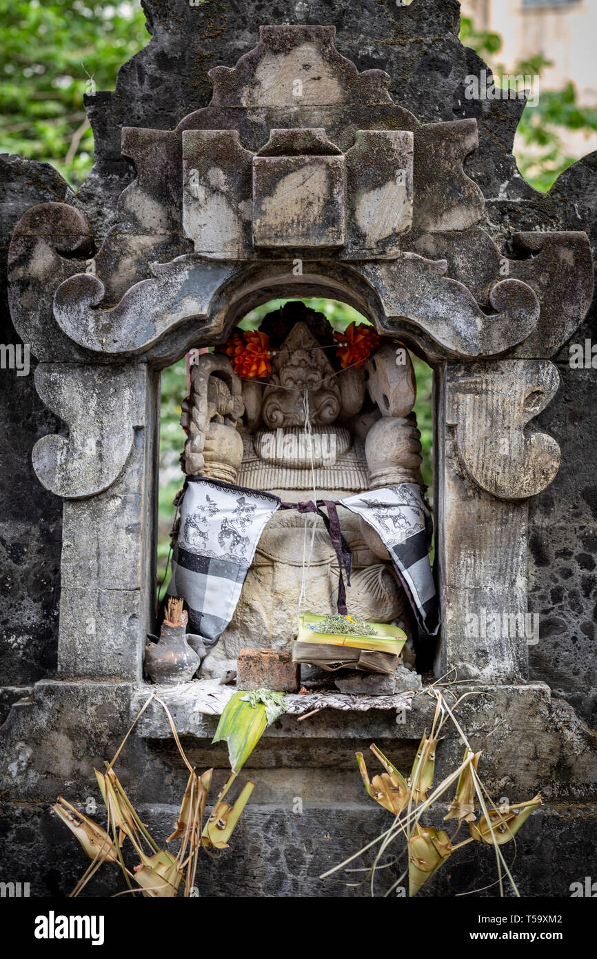 Bali temple altar hi-res stock photography and images - Alamy