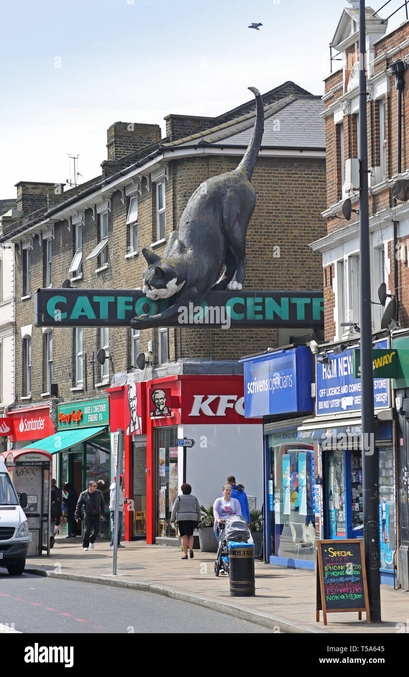 Entrance to the Catford Centre, a shopping precinct in Catford,South London, UK. Shows the famous cat sculpture designed by architect Denys Lasdun. Stock Photo