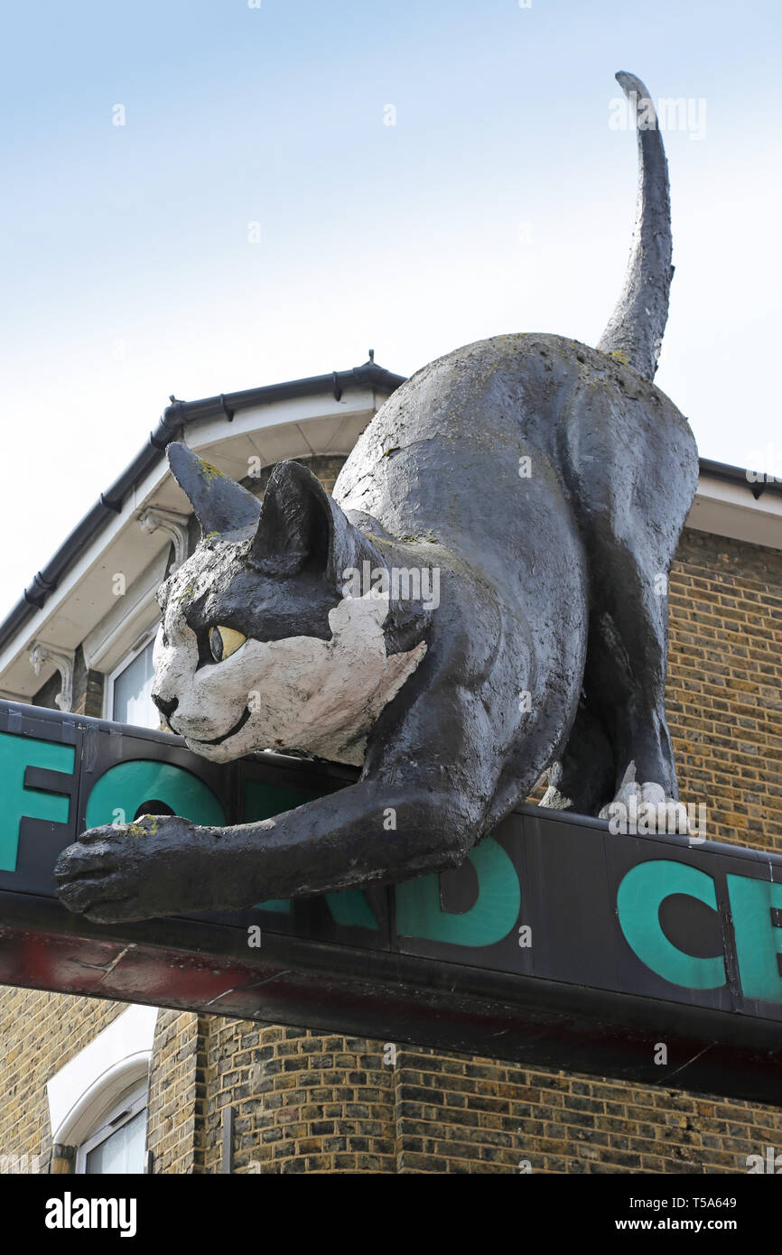 Entrance to the Catford Centre, a shopping precinct in Catford,South London, UK. Shows the famous cat sculpture designed by architect Denys Lasdun. Stock Photo