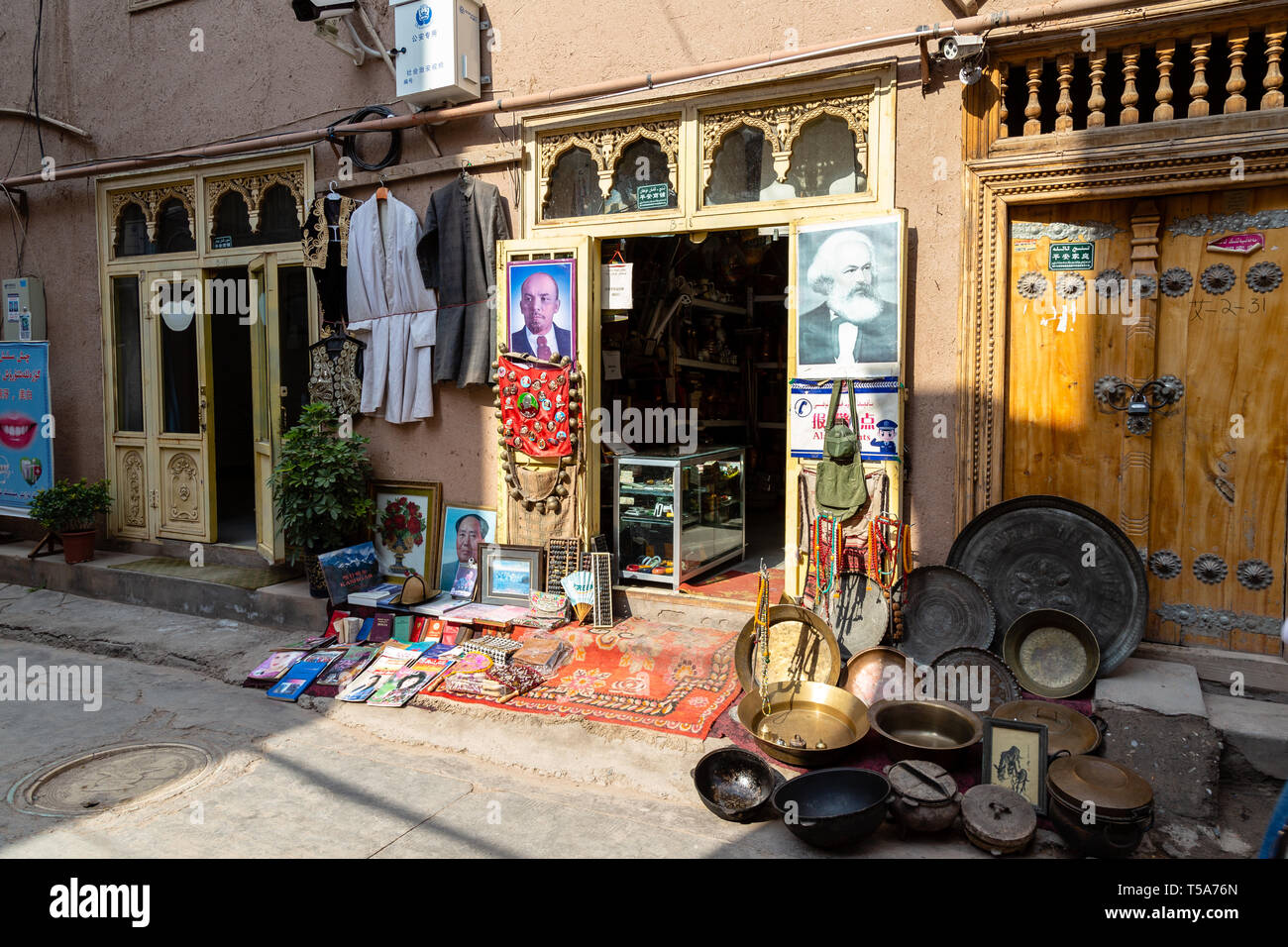 Aug 2017, Kashgar, Xinjinag, China: small local Uighur shop in the streets of Kashgar Ancient Town. Kashgar is a popular tourist place along the Silk  Stock Photo