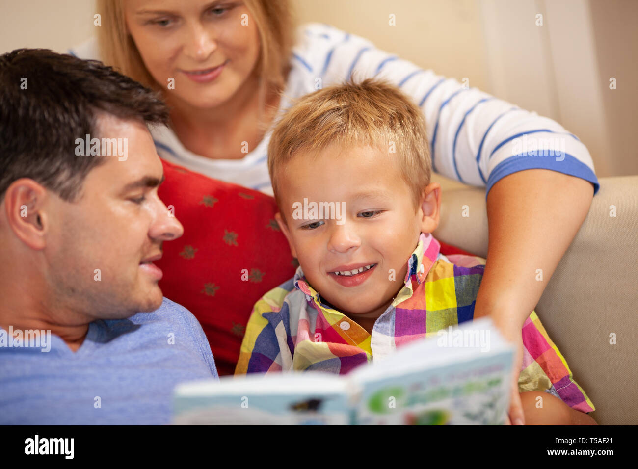 Read family hi-res stock photography and images - Alamy