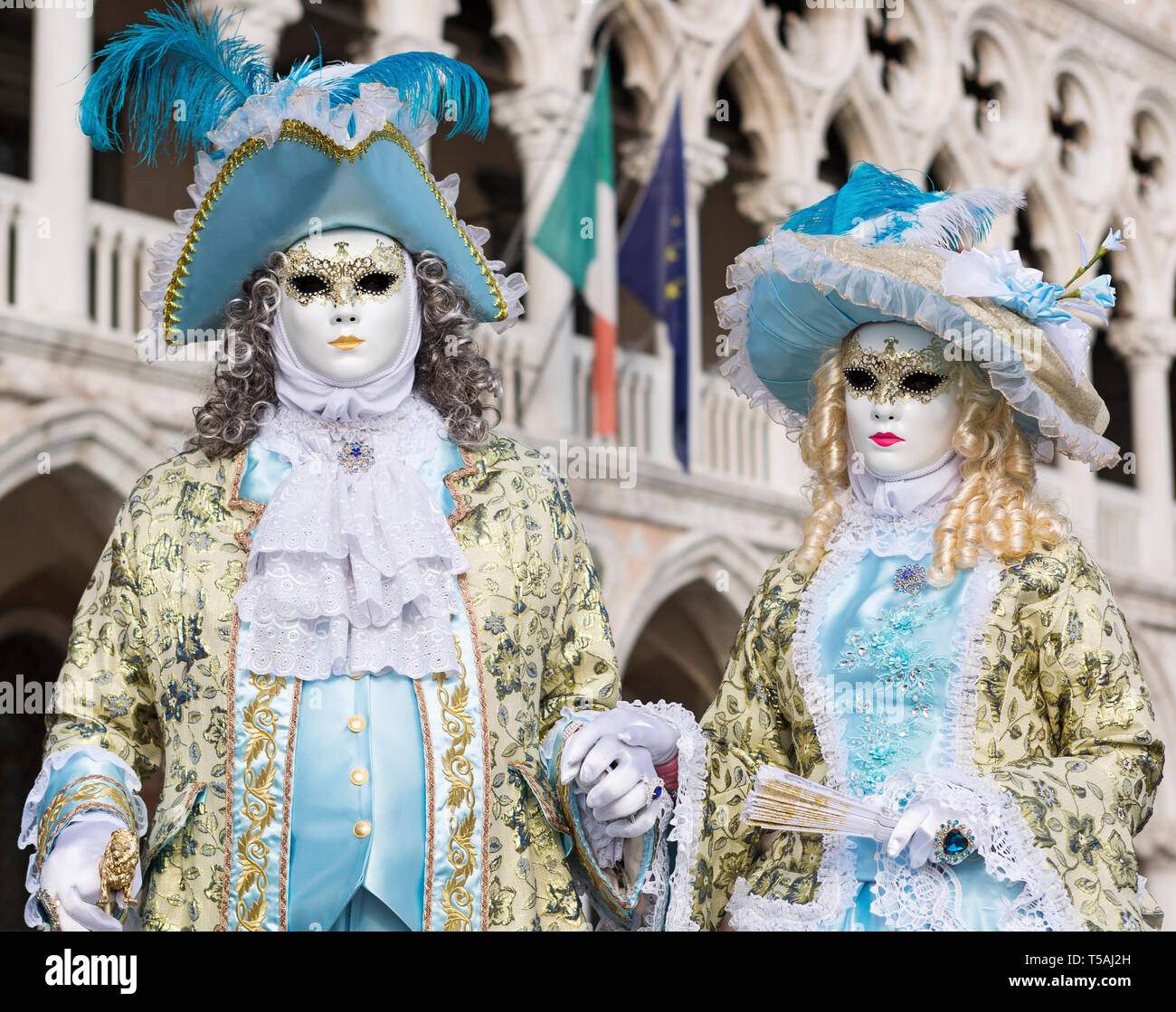 Arlecchino tradizionale costume di carnevale dalla tradizione veneziana  Foto stock - Alamy