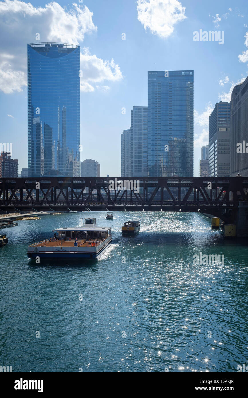Riverview ferry on Chicago River pasing Wells Street Bridge on Downtown ...