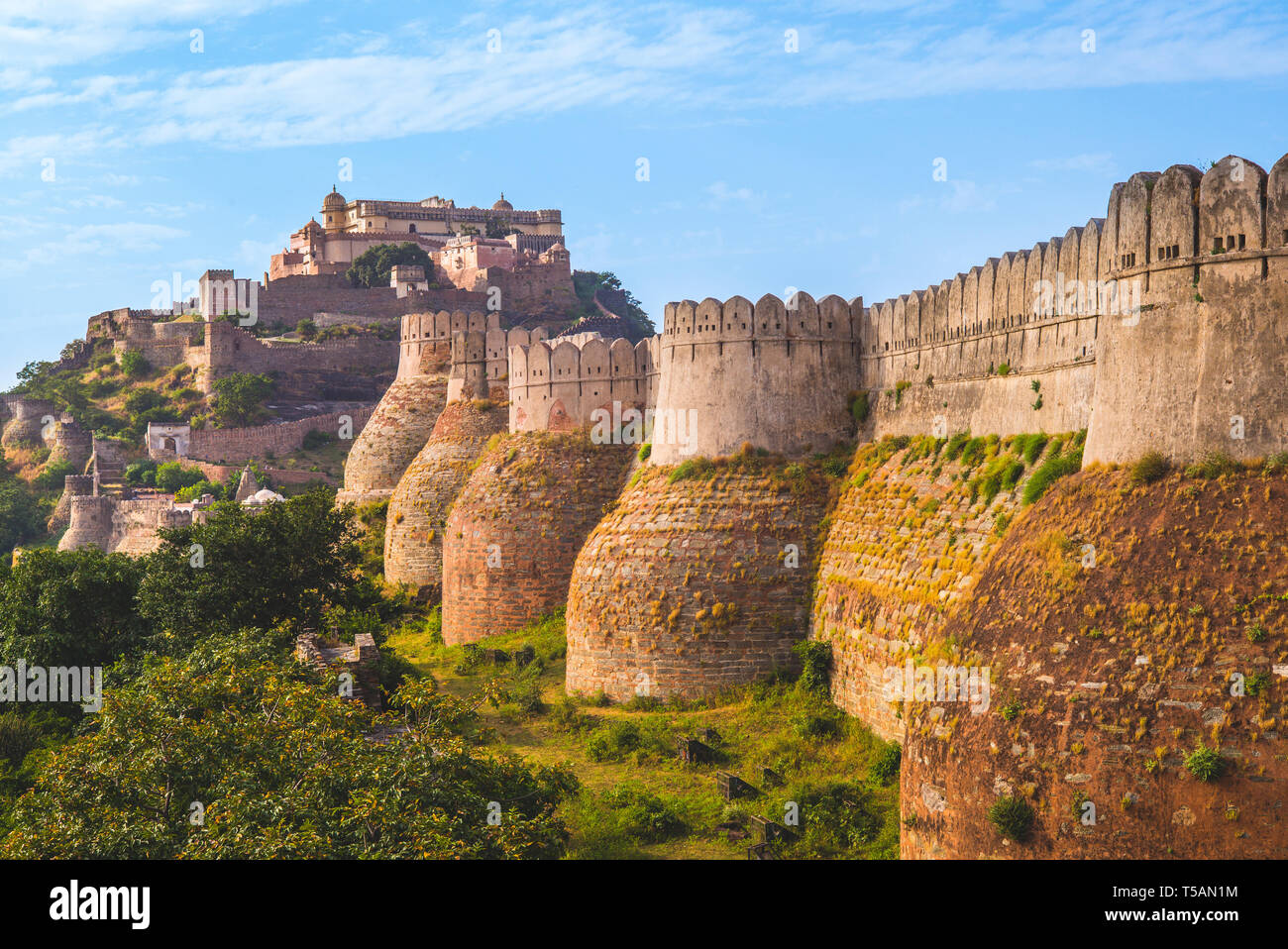 Kumbhalgarh fort and wall in rajasthan, india Stock Photo