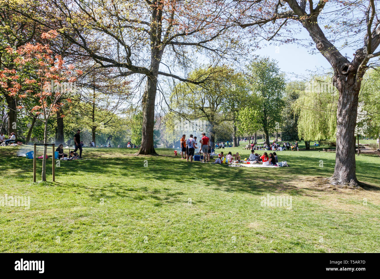 Londoners take to the open air as temperatures rise on the warmest Easter Weekend on record, Waterlow Park, London, UK, April 2019 Stock Photo