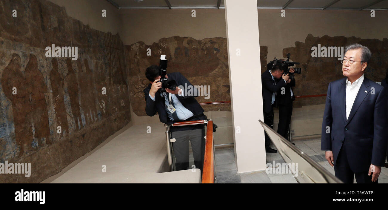 21st Apr, 2019. Moon in Uzbekistan President Moon Jae-in (R) takes a look at the Afrasiab wall painting, a seventh century fresco that depicts foreign dignitaries from Asian countries, including Korea, during his trip to Uzbekistan's ancient city of Samarkand on April 20, 2019. Credit: Yonhap/Newcom/Alamy Live News Stock Photo