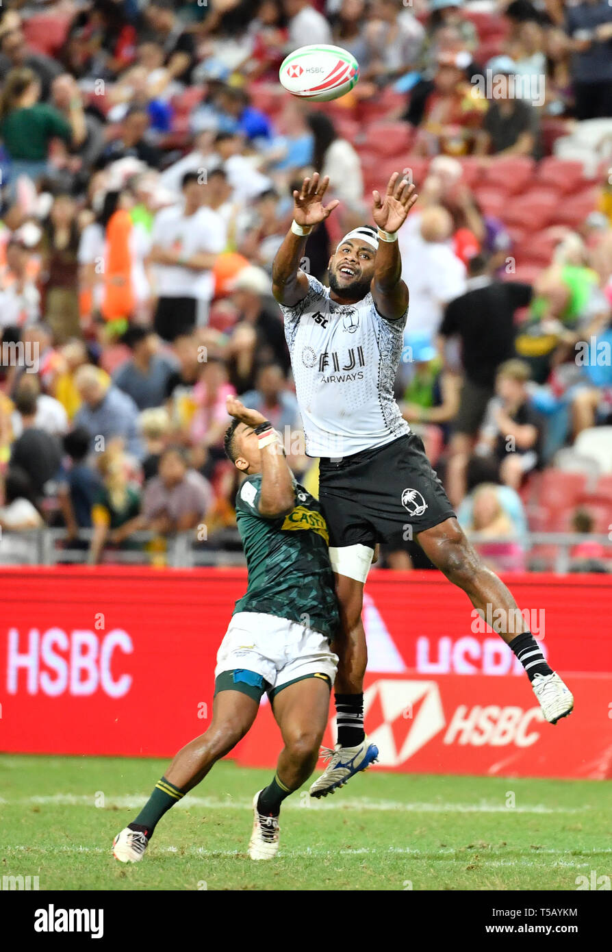 Fijis Vilimoni Botitu catches a high ball during the HSBC Singapore Rugby Sevens Cup Final
