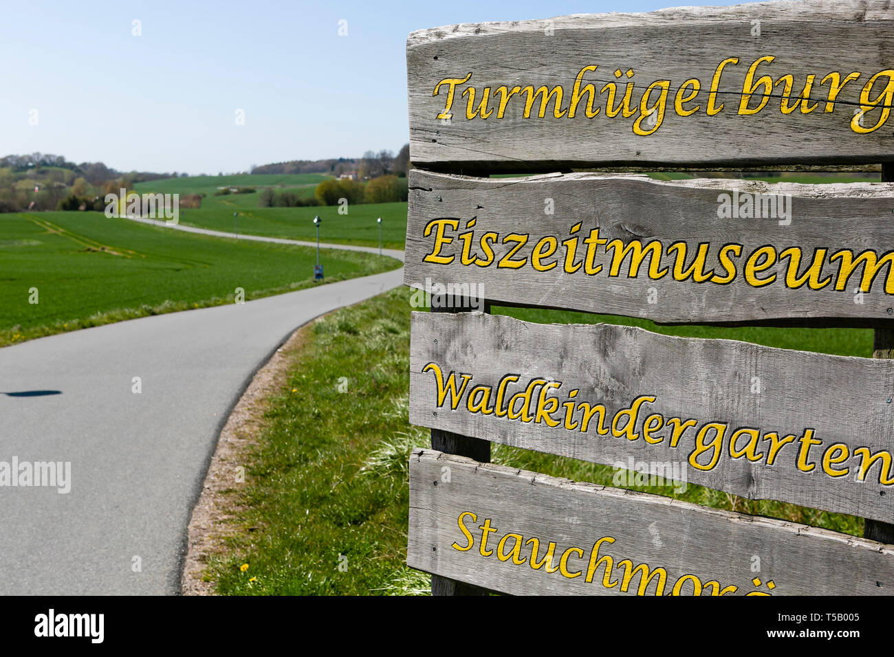 18 April 2019, Schleswig-Holstein, Lütjenburg: There are signs along a newly built road. The residents have to pay for these signs. (Zu dpa 'Damocles sword for homeowners: road construction contributions') Photo: Frank Molter/dpa Stock Photo