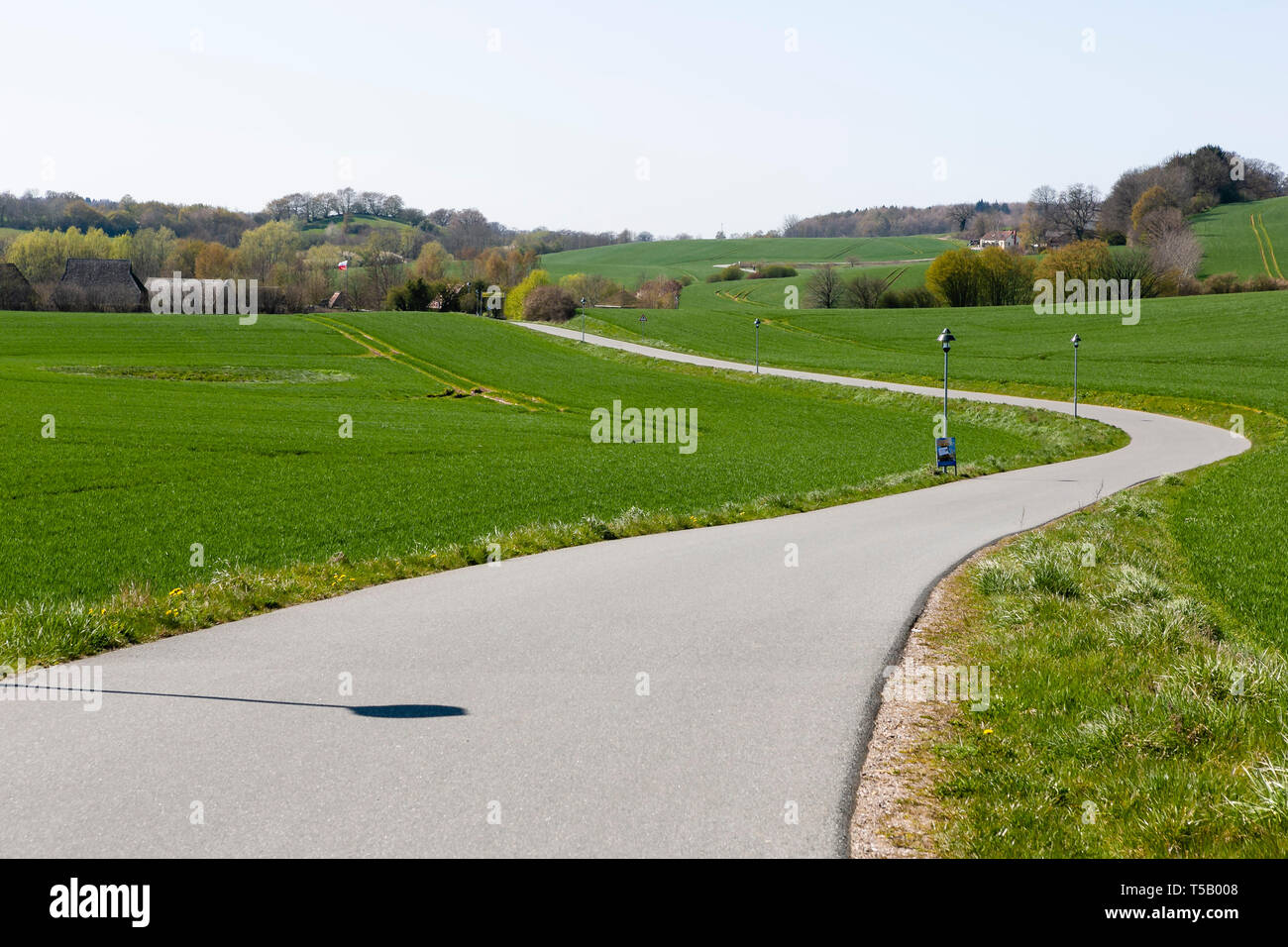 18 April 2019, Schleswig-Holstein, Lütjenburg: A newly built road leads through farmland. The residents have to pay for the costs. (Zu dpa 'Damocles sword for homeowners: road construction contributions') Photo: Frank Molter/dpa Stock Photo