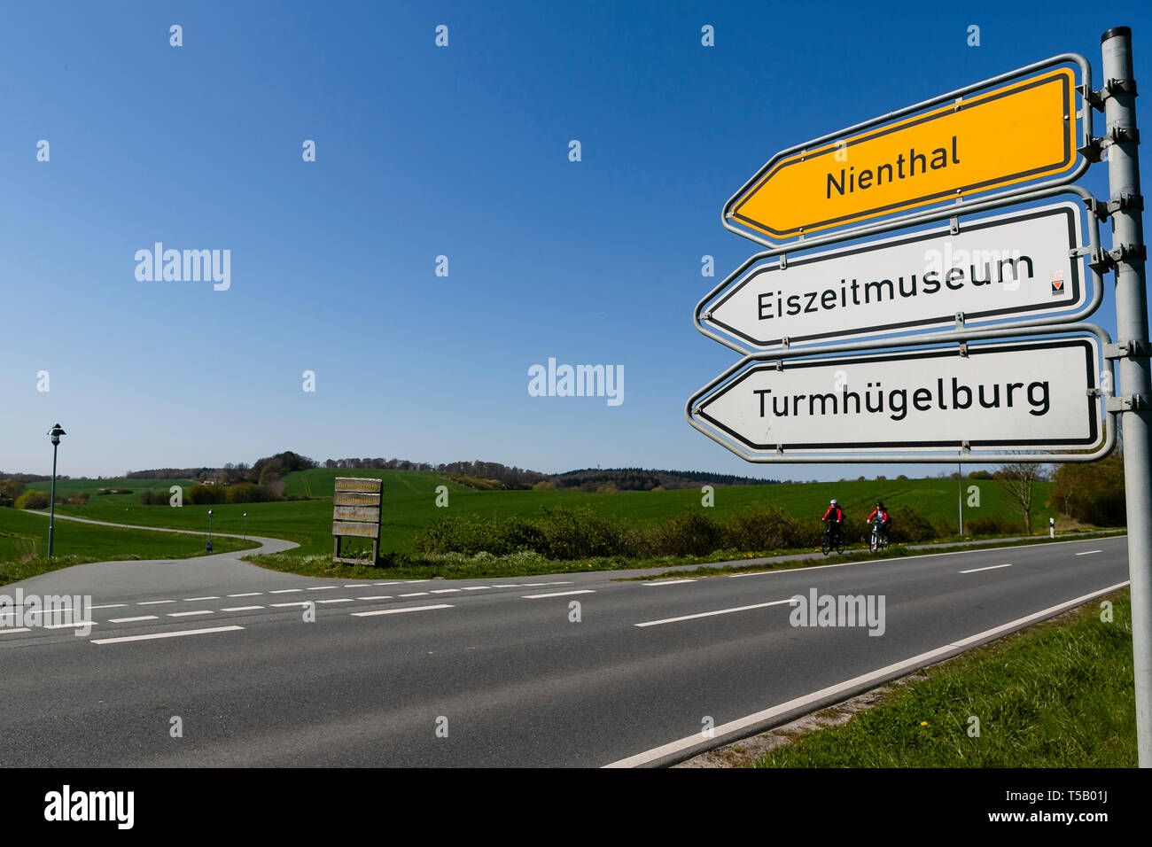 18 April 2019, Schleswig-Holstein, Lütjenburg: There are signs opposite a newly built road. The residents have to pay for the costs. (Zu dpa 'Damocles sword for homeowners: road construction contributions') Photo: Frank Molter/dpa Stock Photo