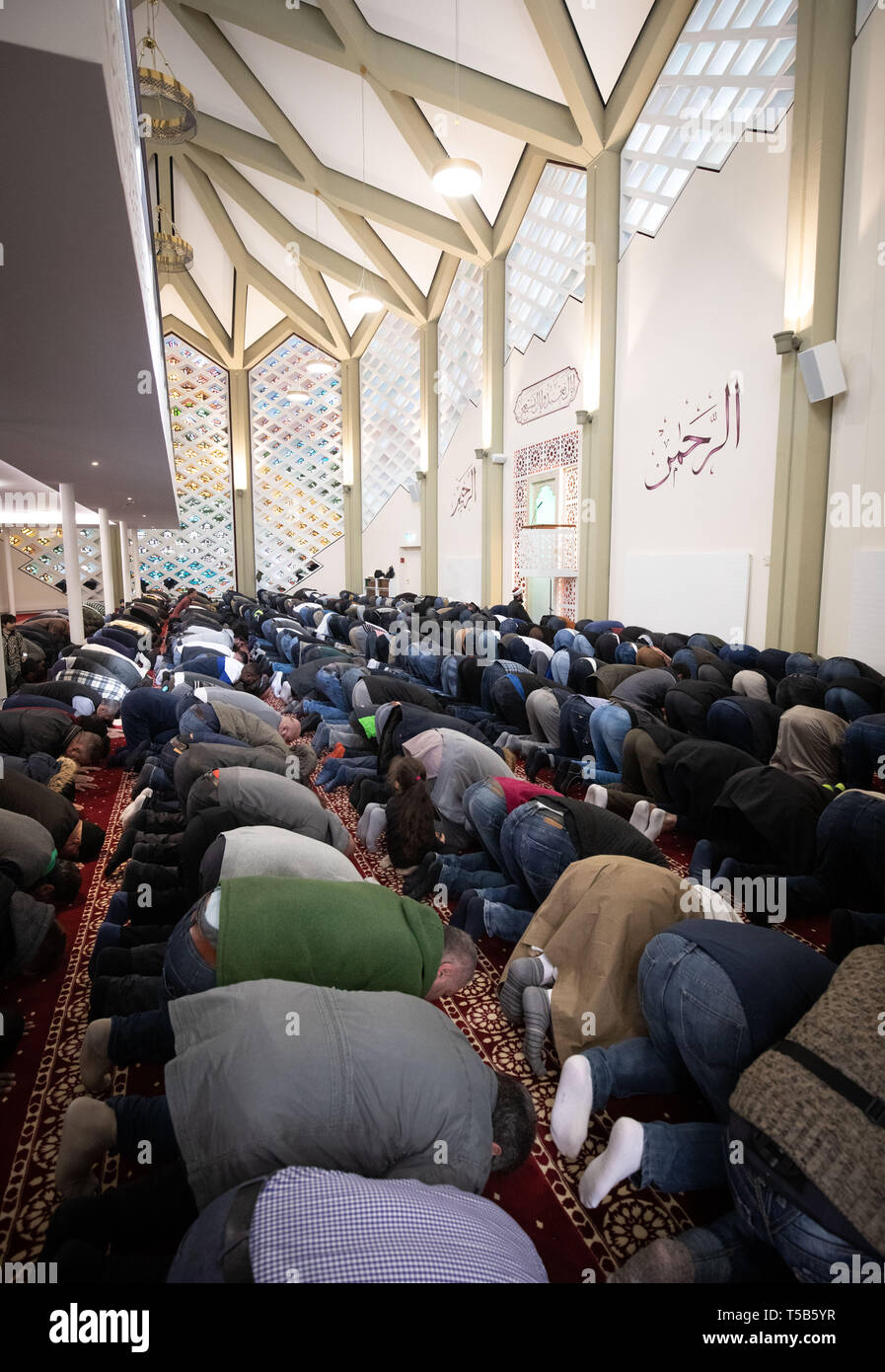 Hamburg, Germany. 29th Mar, 2019. Muslims pray during Friday prayers in the Al-Nour Mosque in the Hamburg Horn district. The mosque was rebuilt from the former Protestant Capernaum church and was opened in September 2018. Credit: Christian Charisius/dpa/Alamy Live News Stock Photo