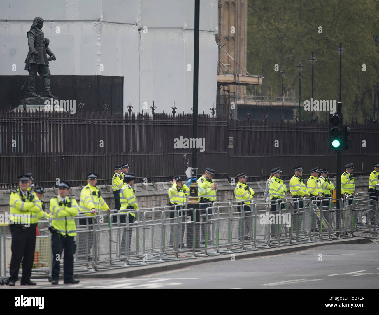 London, UK. 23rd Apr, 2019. Parliament Square and surrounding streets put in virtual lockdown with a large police presence as Extinction Rebellion climate change protesters march down Whitehall and into the Square. Image: Barriers and police cordon outside the Houses of Parliament. Credit: Malcolm Park/Alamy Live News Stock Photo