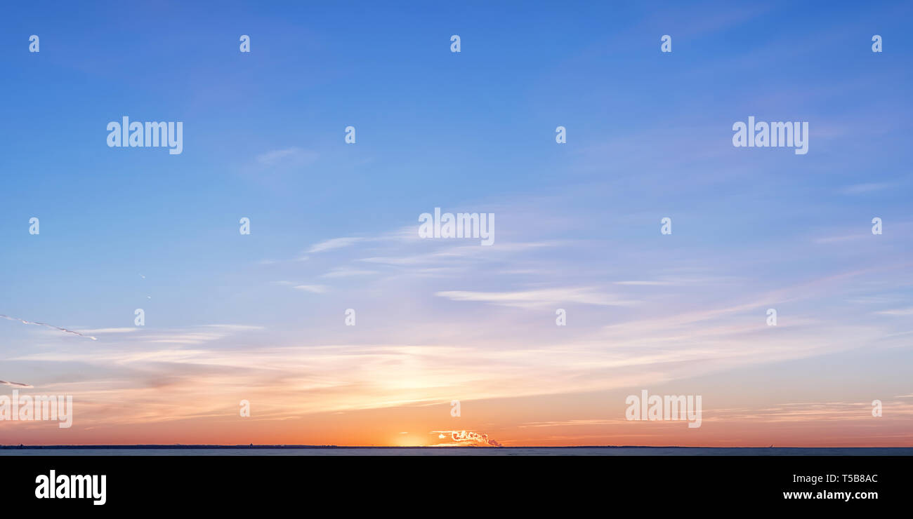 Colorful sky over sea hi-res stock photography and images - Alamy