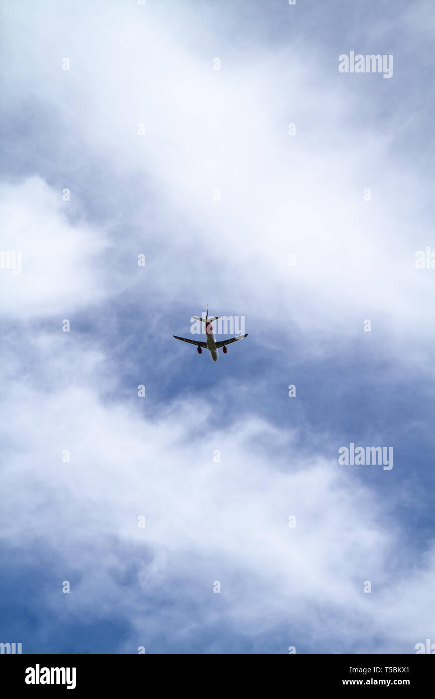 High flying airliner hi-res stock photography and images - Alamy