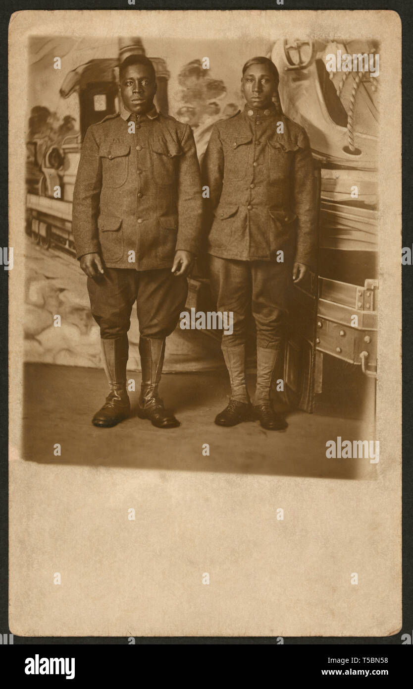 Full-length Portrait of Two African American World War I Infantry soldiers, William A. Gladstone Collection of African American Photographs, 1917-18 Stock Photo