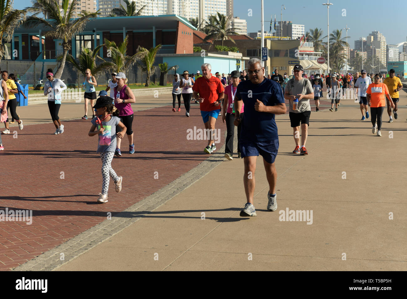Sport running action runners crowds hi-res stock photography and images ...