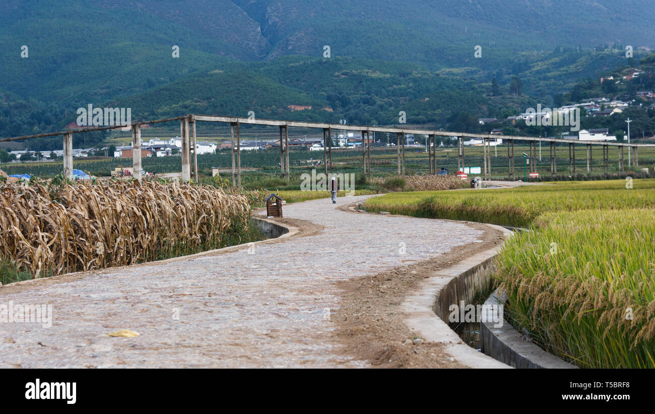 Road in Chinese countryside in Yunnan Stock Photo