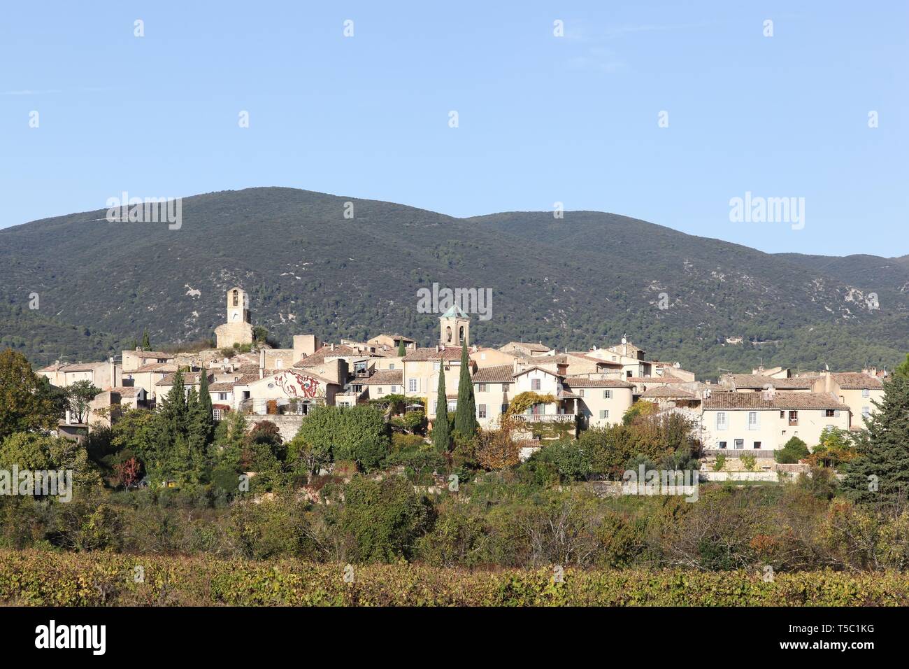 View of the village of Lourmarin in Provence, France Stock Photo