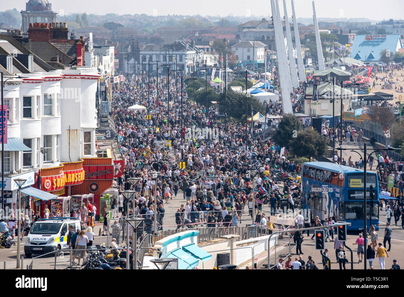 The warm sunny Bank Holiday has brought large numbers of people and traffic to the Essex seafront town of Southend on Sea. Busy Marine Parade Stock Photo