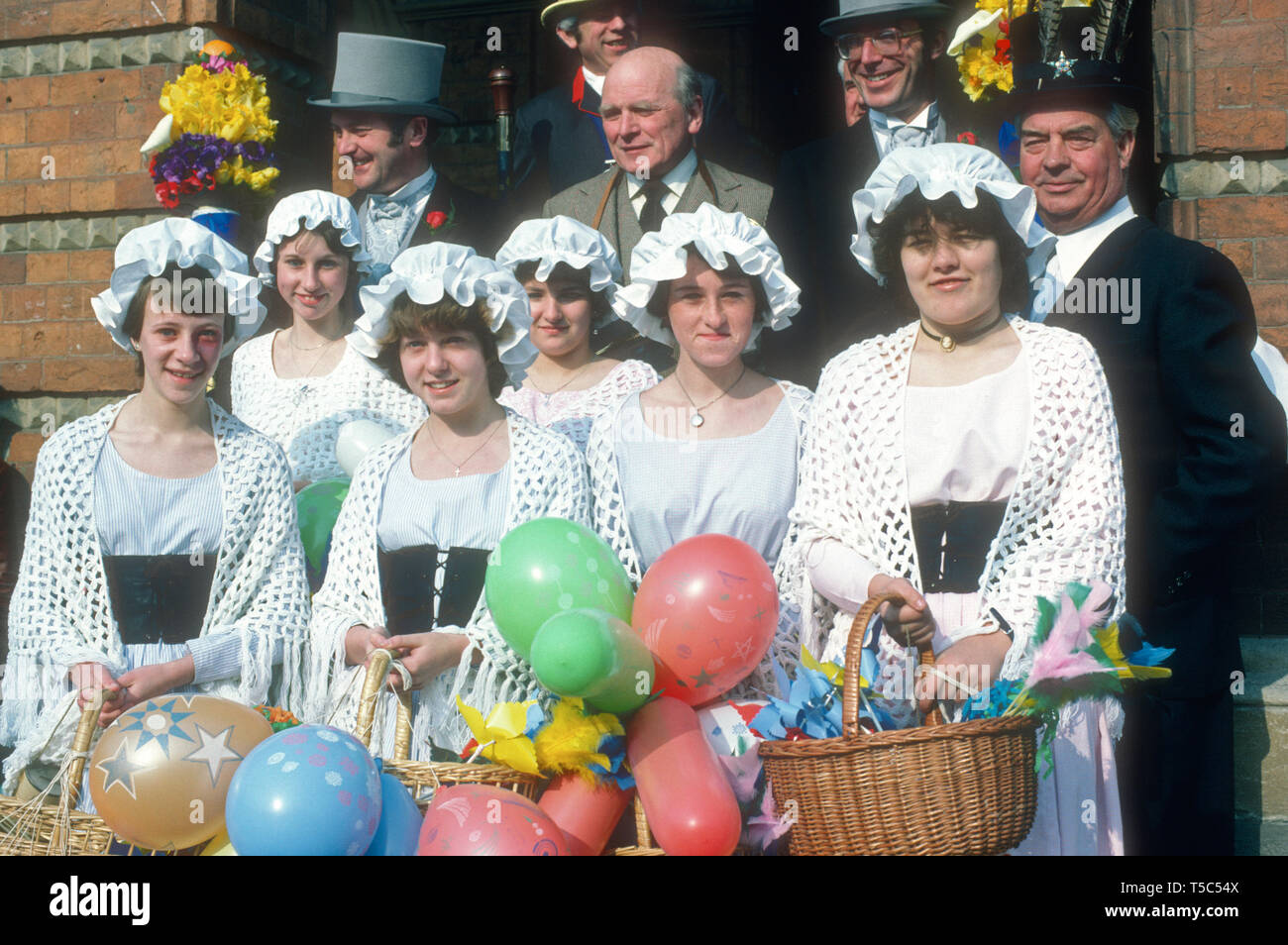 Tuttimen and Tutti wenches pose for a photo at Hungerford Hocktide UK in 1982 Stock Photo