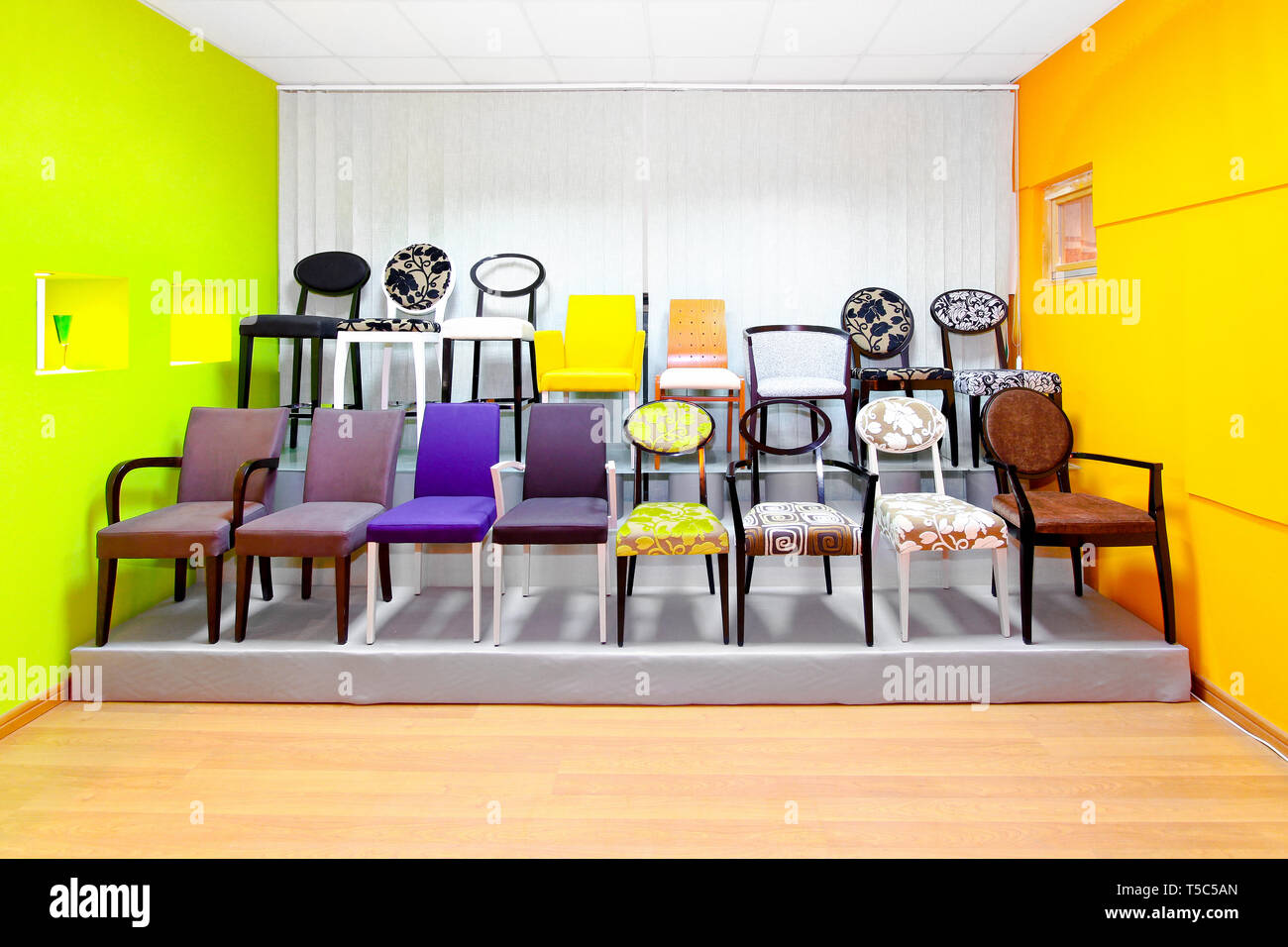 Display of chairs in retail space of furniture store Stock Photo - Alamy
