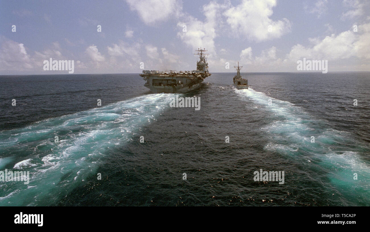 1st November 1993 The U.S. Navy aircraft carrier USS Abraham Lincoln (CVN72) and the frigate, USS Ingraham (FFG61), in the Indian Ocean, 50 miles off Mogadishu, Somalia during Operation Continue Hope. Stock Photo