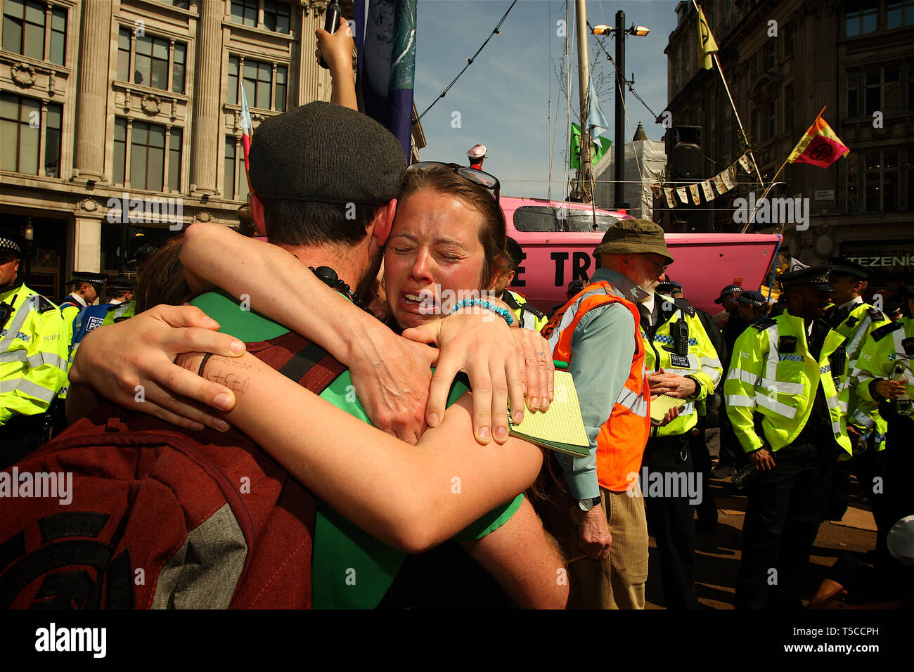 Police arrest and move the Extinction Rebellion protesters in Oxford ...
