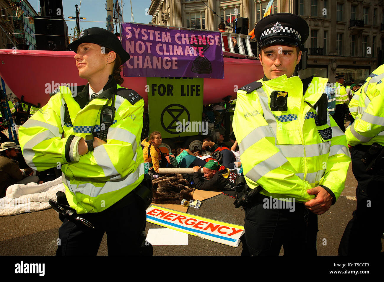 Police arrest and move the Extinction Rebellion protesters in Oxford ...