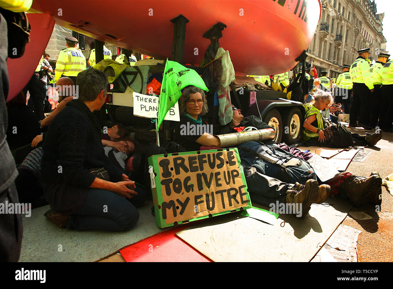 Police arrest and move the Extinction Rebellion protesters in Oxford ...