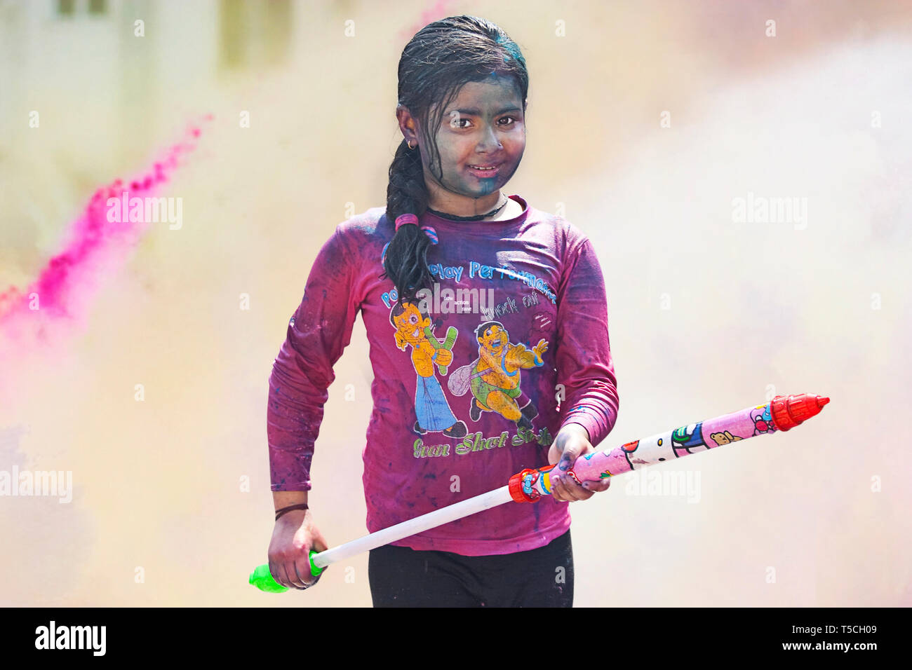 holi pichkari playing