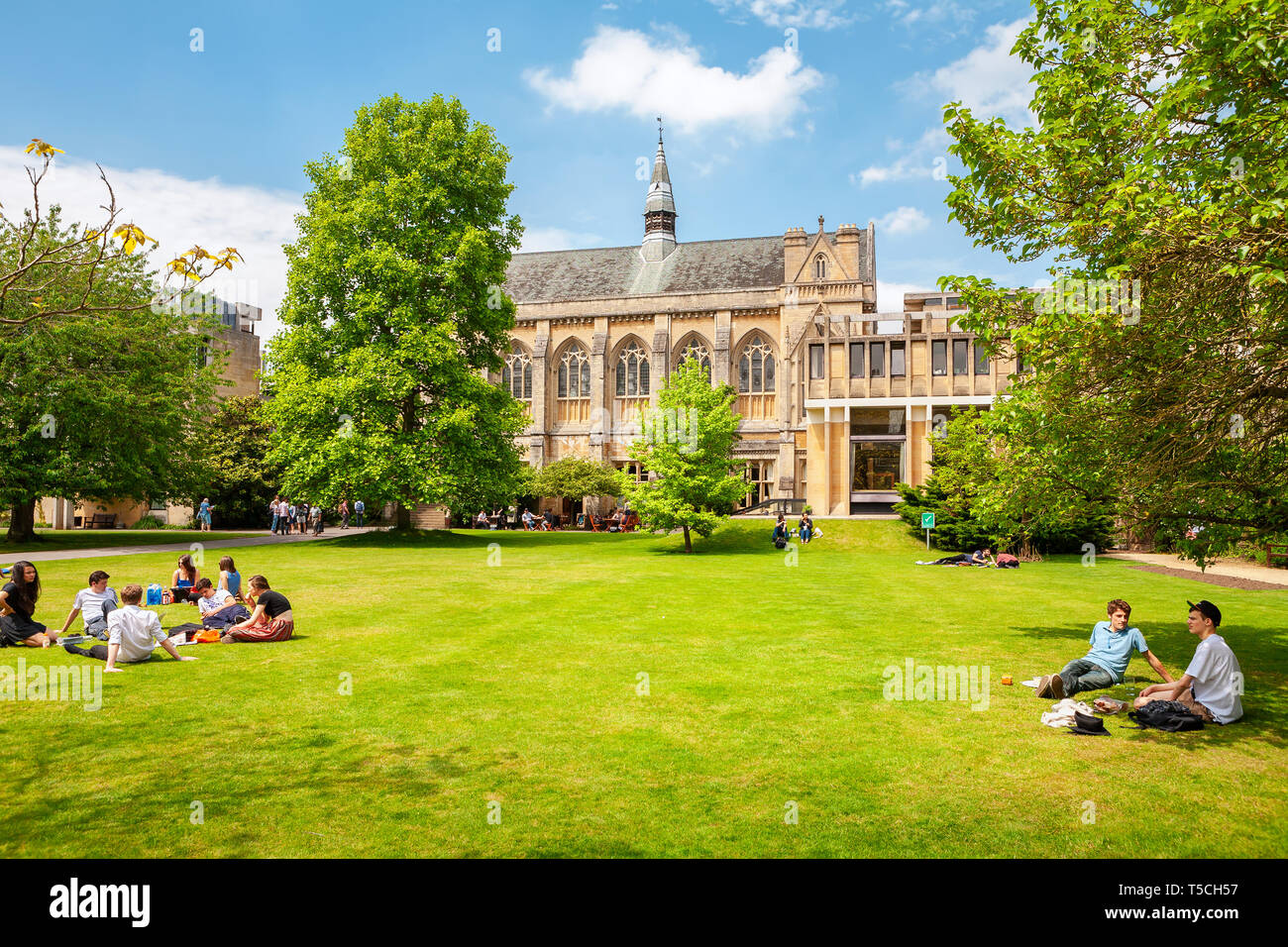 Students relaxing on the grass outside Balliol College of Oxford University. Oxford, England Stock Photo