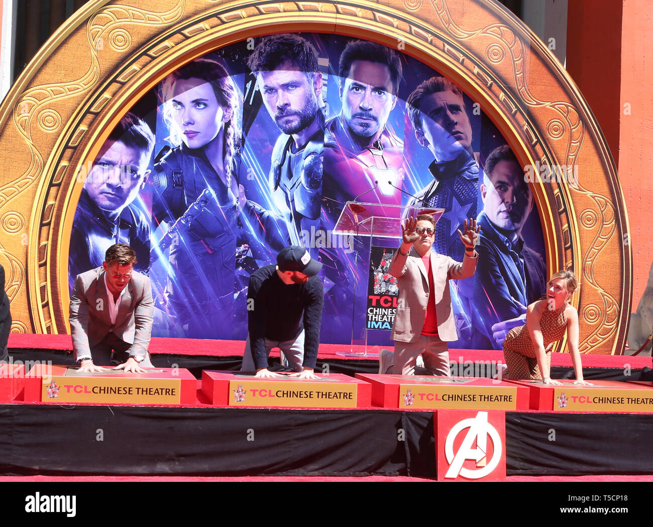 Hollywood, Ca. 23rd Apr, 2019. Chris Hemsworth. Chris Evans, Robert Downey Jr. and Scarlett Johansson at the Marvel StudiosÕ Avengers: Endgame Cast Handprint Ceremony at the TCL Chinese Theatre IMAX in Hollywood, California on April 23, 2019. Credit: Faye Sadou/Media Punch/Alamy Live News Stock Photo