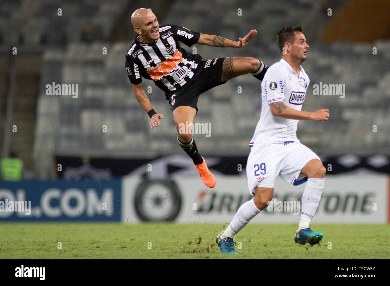 Mg Belo Horizonte 04 23 19 Libertadores 19 Atletico Mg X Nacional Fabio Santos Player Of The Atletico Mg Bidding Contest With Octavio Rivero Player Of The National Uru During Match Mg Belo Horizonte 04 23 19 Libertadores 19 Atletico Mg X Nacional Fabio Santos Player Of The Atletico Mg Bidding Contest With Octavio Rivero Player Of The National Uru During Match