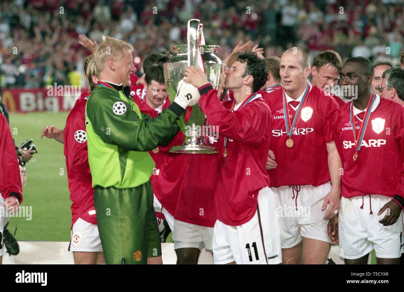 Barcelona, Spanien. 19th Apr, 2019. firo: 26.05.1999 Football, 1998/1999 Champions League: Final Manchester United - Bayern Munich, Munich, Munich 2: 1 Award ceremony Peter Schmeichel and Ryan Giggs with Cup Trophae | usage worldwide Credit: dpa/Alamy Live News Stock Photo