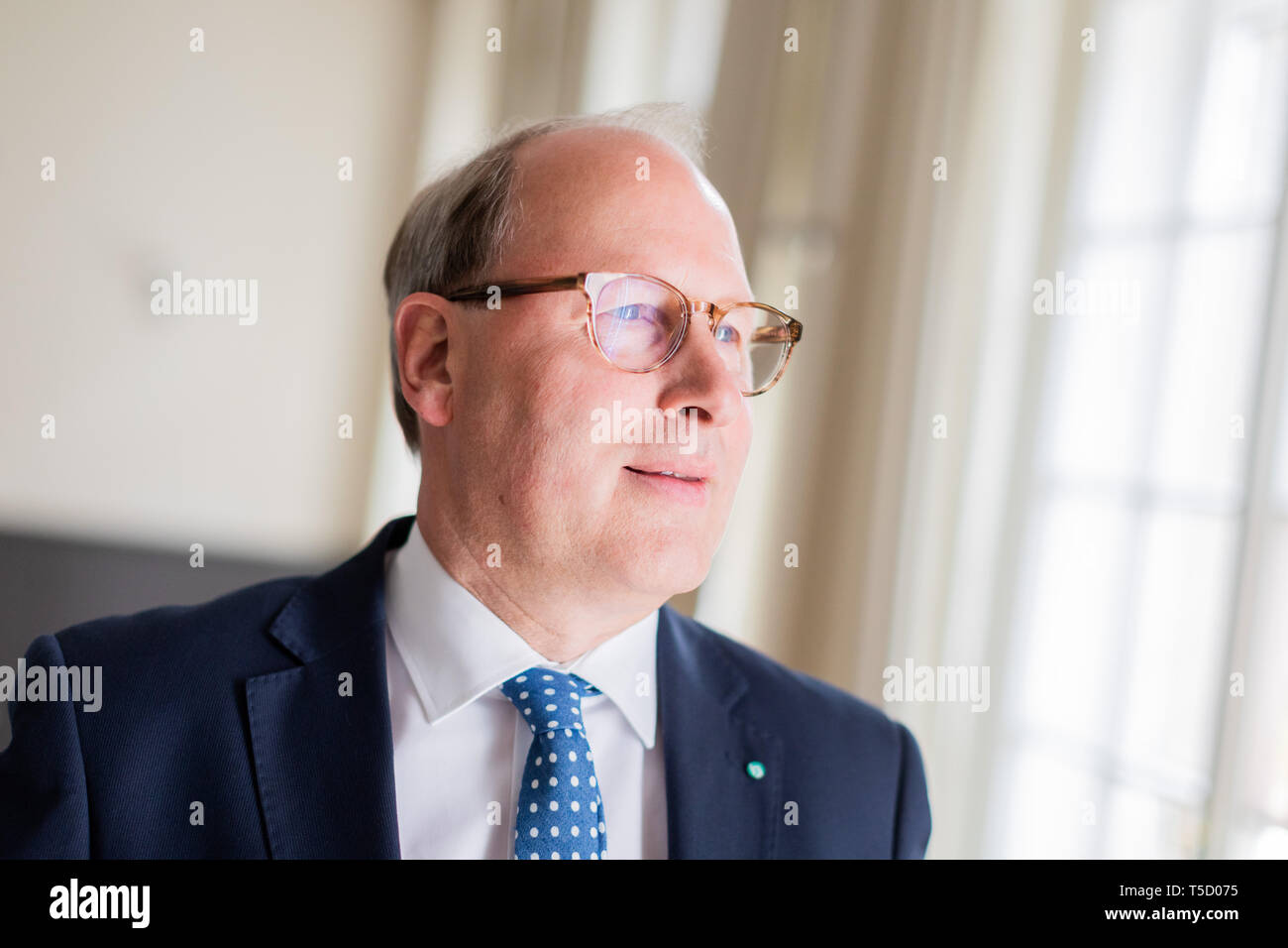 24 April 2019, North Rhine-Westphalia, Düsseldorf: Stefan Genth, Managing Director of the Handelsverband Deutschland (HDE), admitted to the Industrieclub. Here he provided information about the start of the retail trade in 2019 and the expectations of the industry for the year as a whole. Photo: Rolf Vennenbernd/dpa Stock Photo
