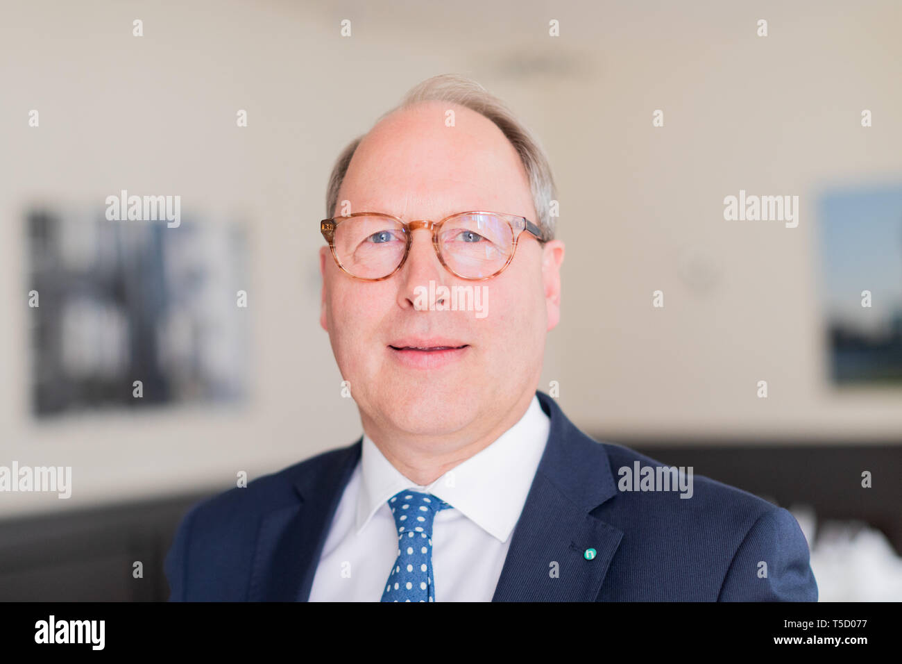 24 April 2019, North Rhine-Westphalia, Düsseldorf: Stefan Genth, Managing Director of the Handelsverband Deutschland (HDE), admitted to the Industrieclub. Here he provided information about the start of the retail trade in 2019 and the expectations of the industry for the year as a whole. Photo: Rolf Vennenbernd/dpa Stock Photo