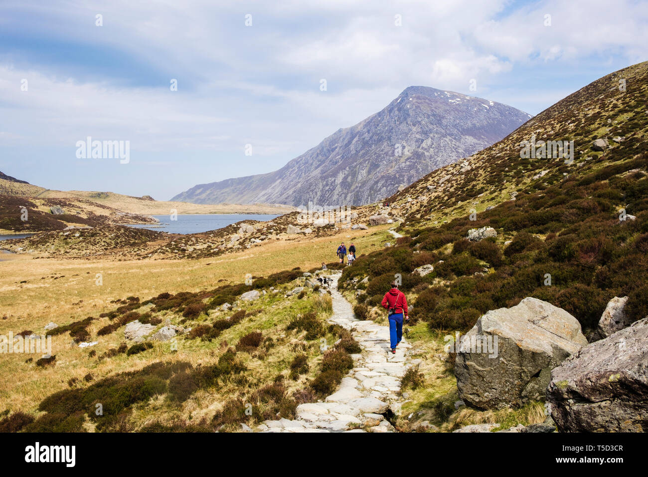 People walking on the path around Llyn Idwal lake in in Cwm Idwal valley in Snowdonia National Park. Ogwen, Conwy, Wales, UK, Britain Stock Photo