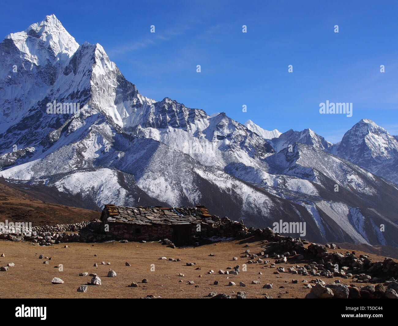 Stone hut in everest region Nepal Stock Photo - Alamy