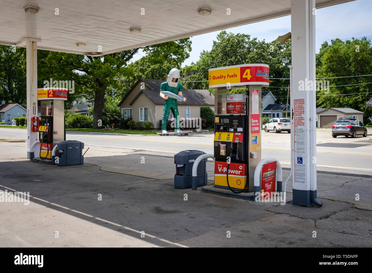 Petrol station next to the Gemini Giant on US Route 66 outside Wilmington, Illinois, USA Stock Photo