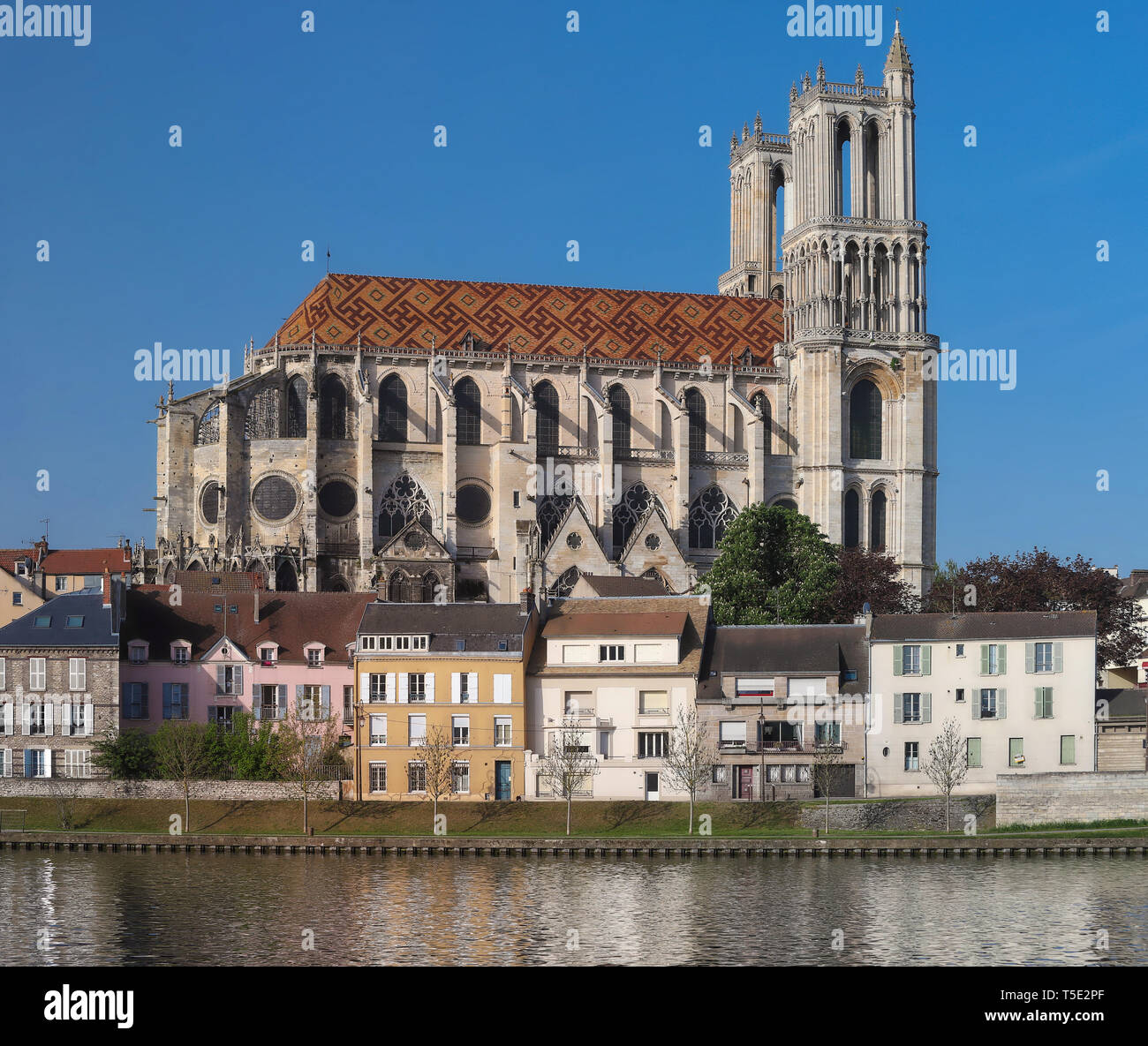 The medieval Collegiate Church of Our Lady of Mantes in the small town of  Mantes-la-Jolie, about 50 km west of Paris, France Stock Photo - Alamy