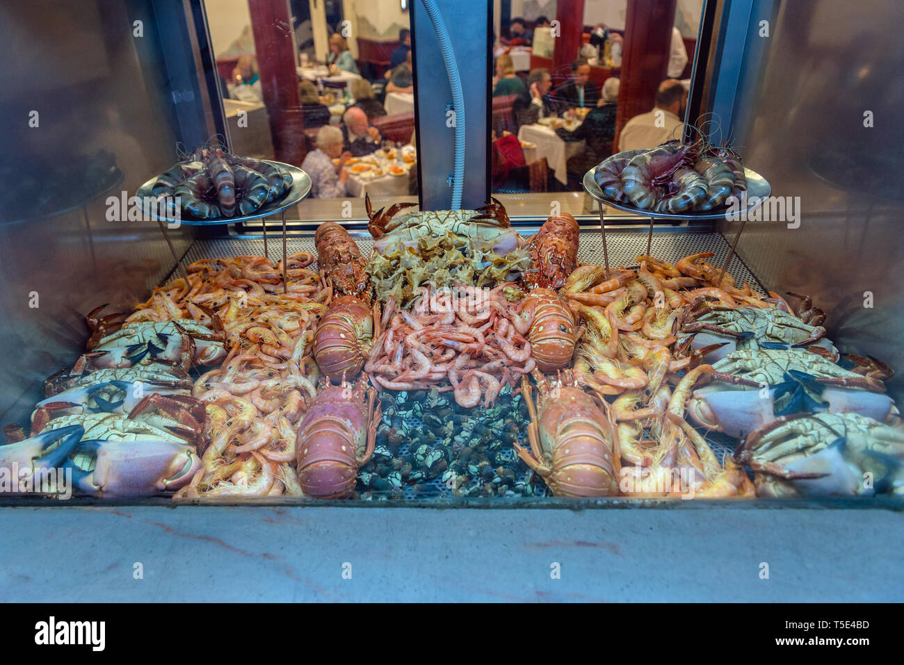 Window of seafood restaurant on Avenida da Liberdade - Avenue of
