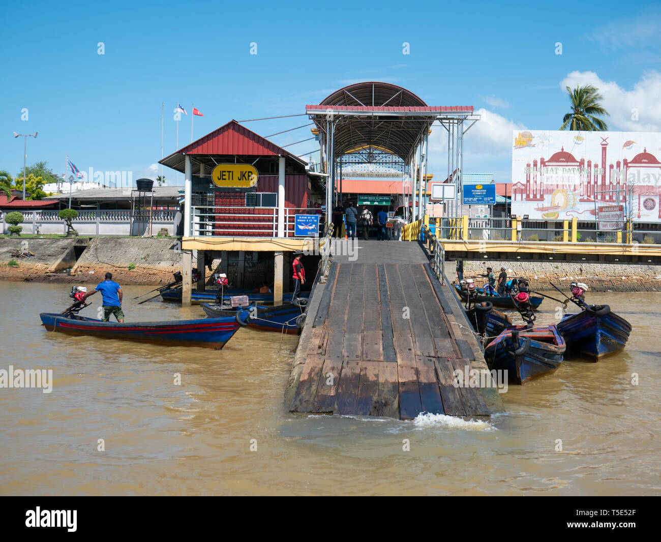 Border Crossing At Bang Nara Or Golok River Between Tak Bai In The Narathiwat Province Of Thailand And Pengkalan Tubor In The Kelantan State Of Malays Stock Photo Alamy