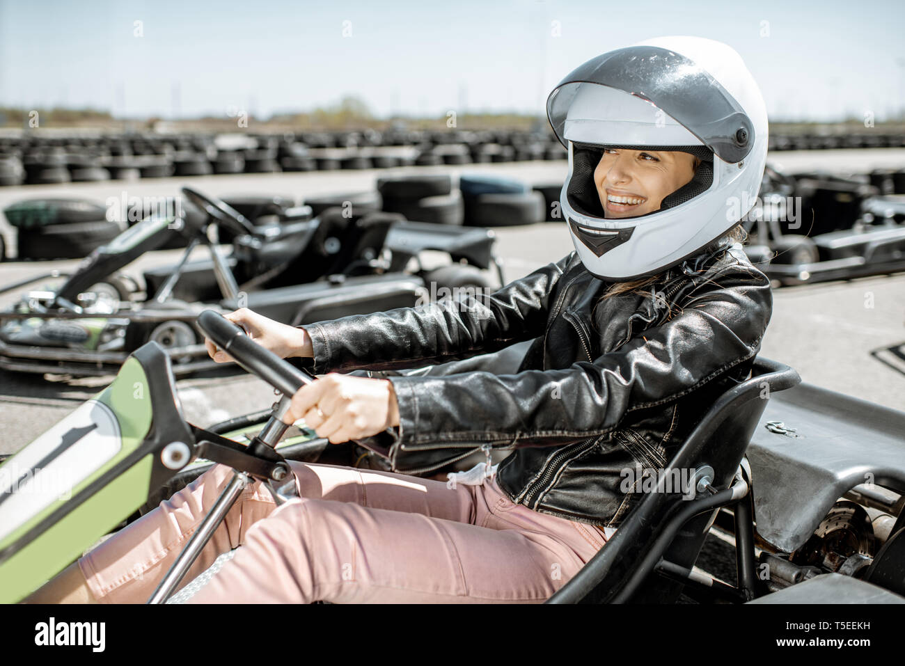 Illustrazione di un ragazzo che indossa la ragazza Go Kart casco e uniforme  con Racing Go Kart auto Foto stock - Alamy